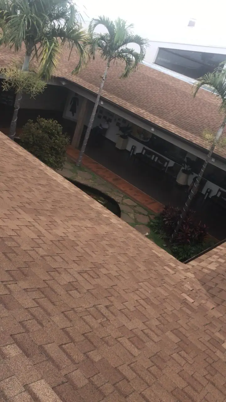 Telhado shingle em área comercial com pátio