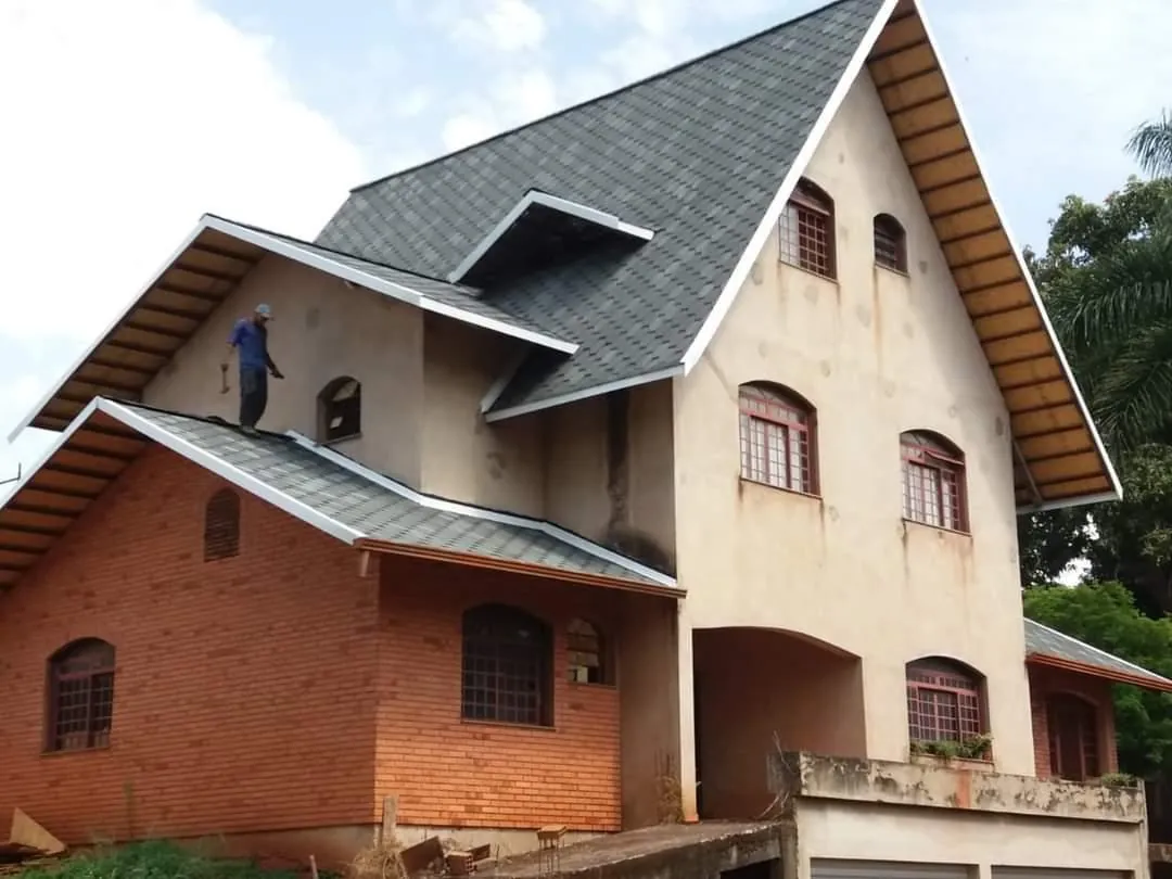 Telhado shingle completo em residência de grande porte em Uberlândia