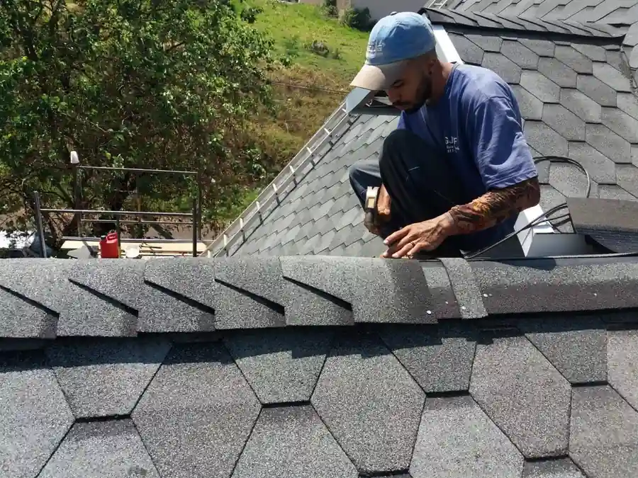 Operário da equipe Telhado Uberlandia instalando telha shingle